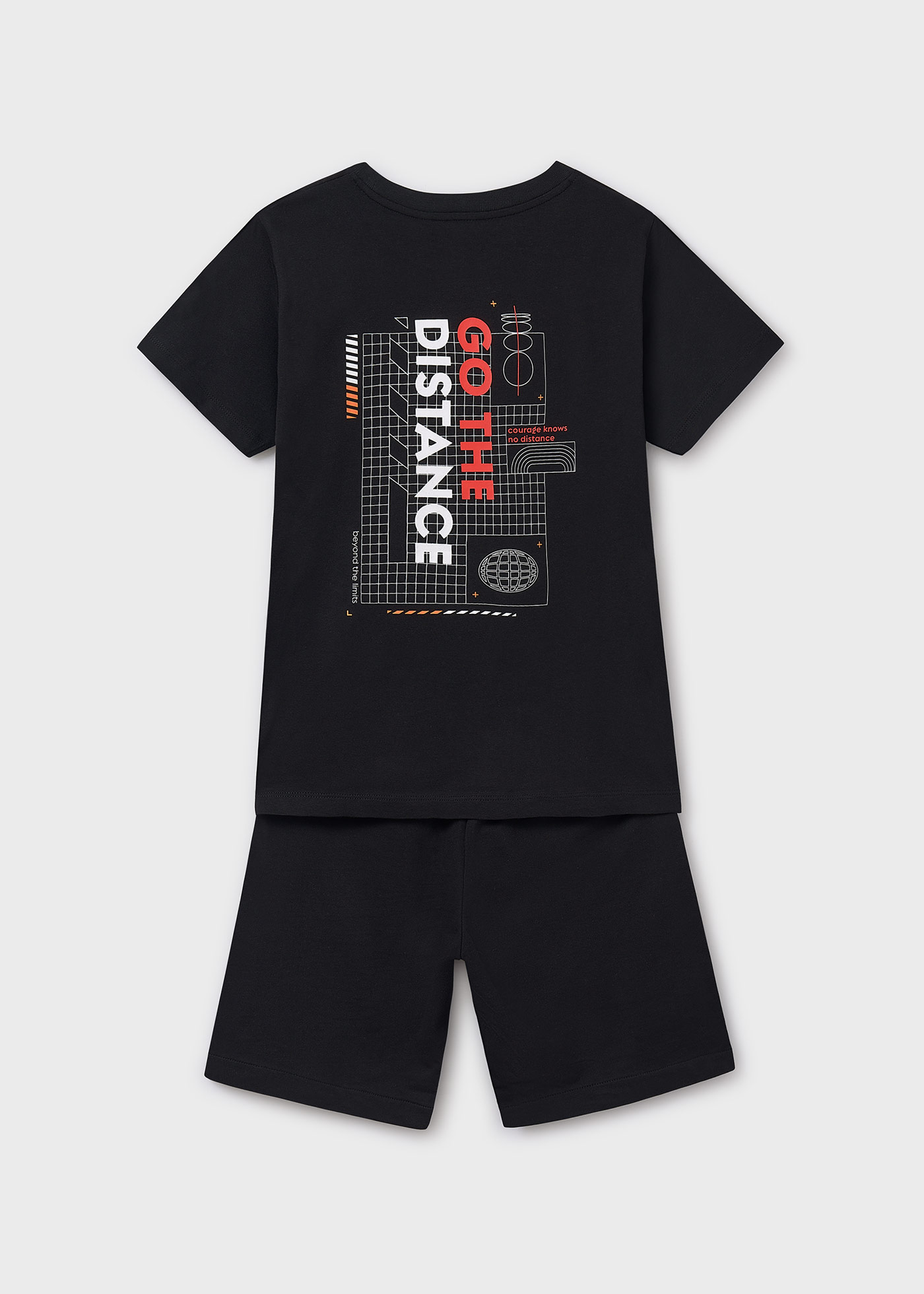 Conjunto malha  e t-shirt estampada atrás rapaz