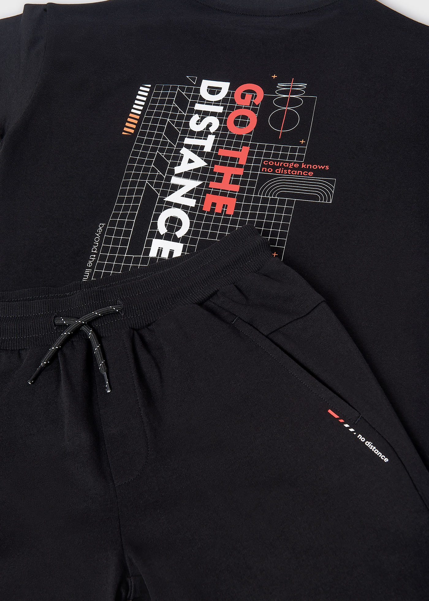 Conjunto malha  e t-shirt estampada atrás rapaz