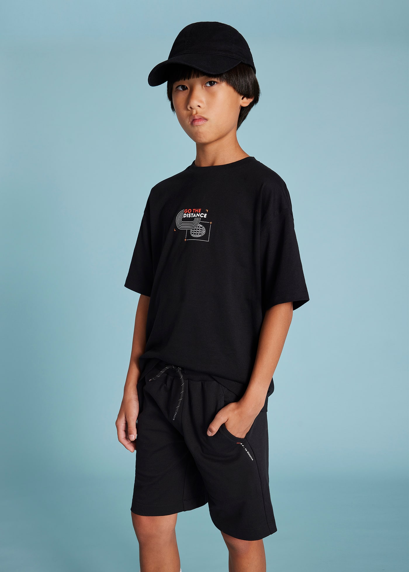 Conjunto malha  e t-shirt estampada atrás rapaz