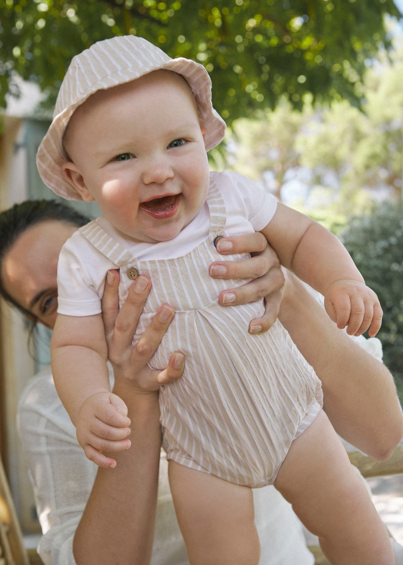 Pagliaccetto finta salopette con cappello a righe neonato