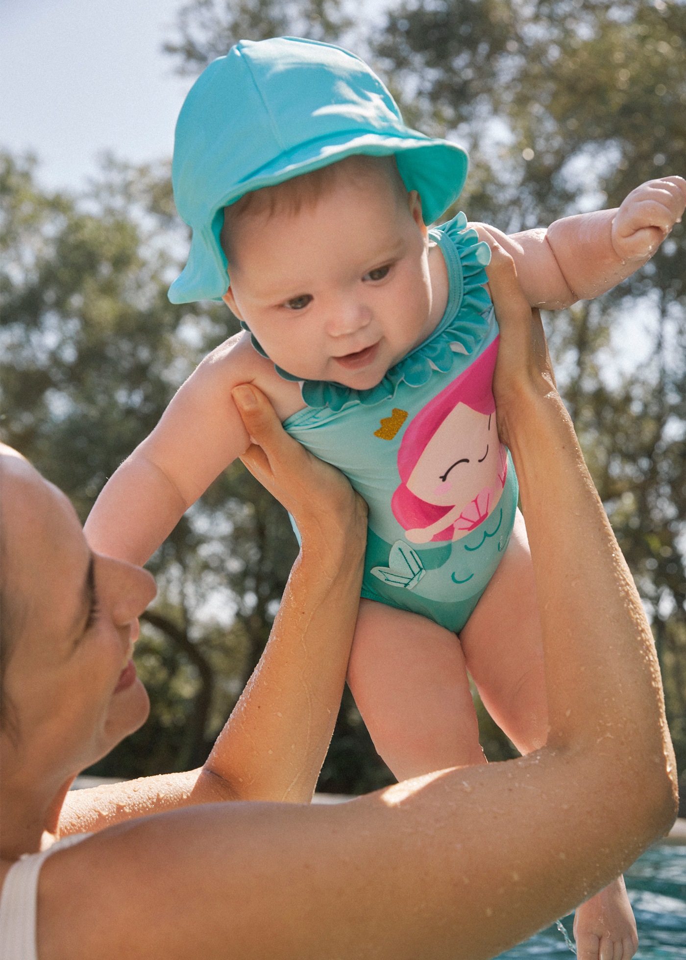 Bañador con gorro protección solar recién nacida