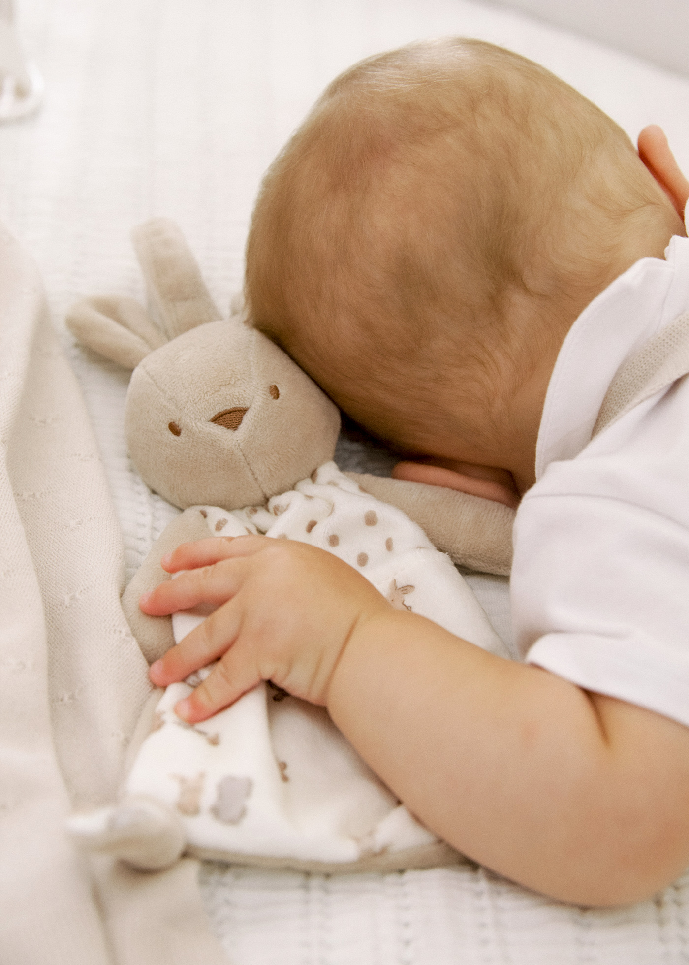 Peluche avec porte tétine bébé