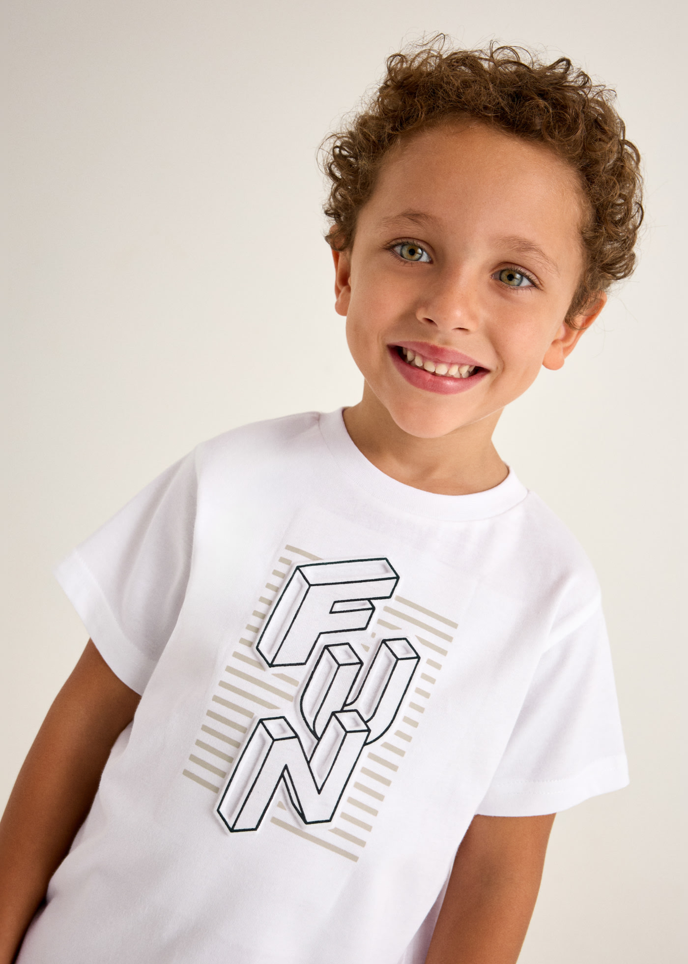 T-shirt texto relevo menino