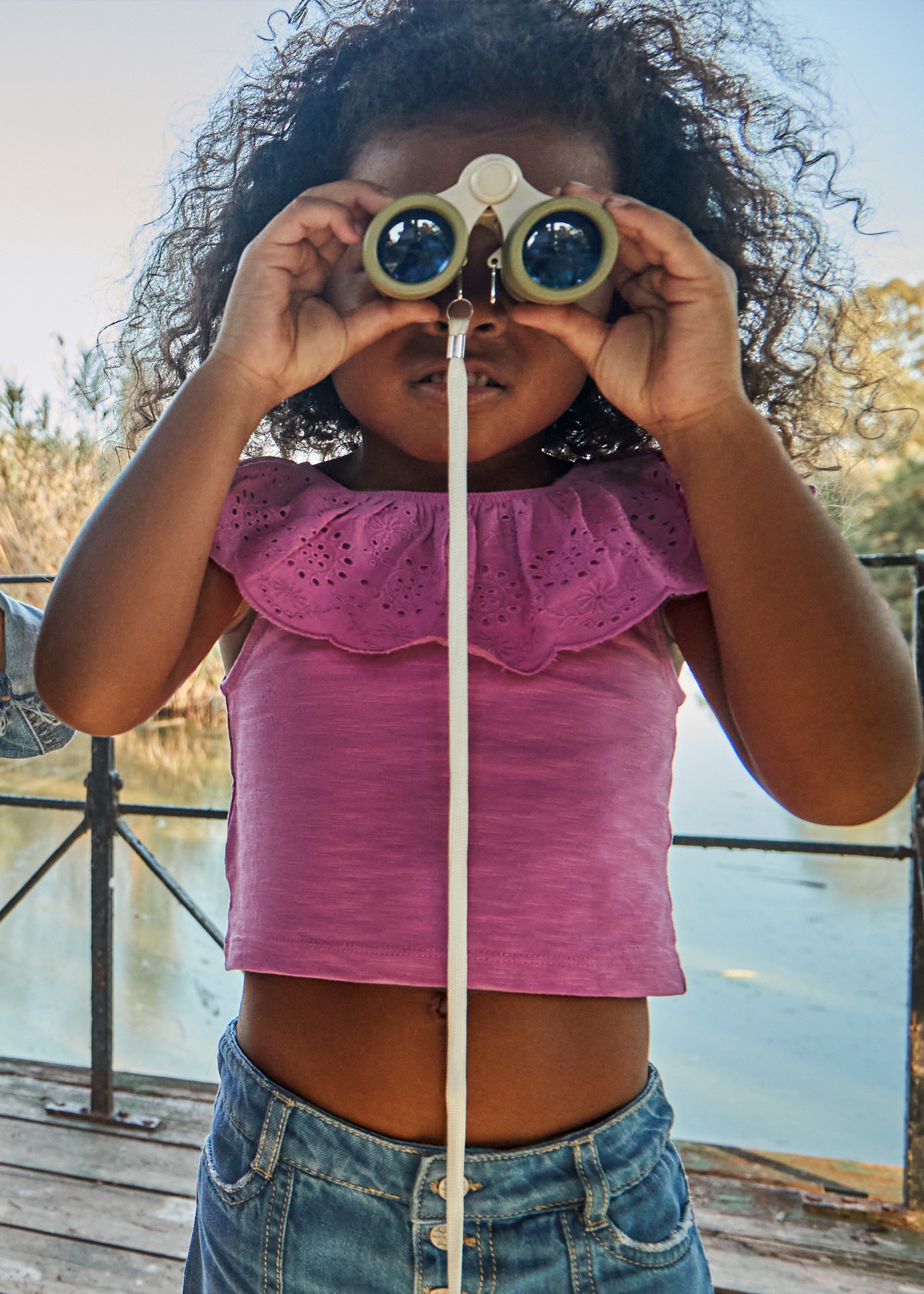 Camiseta volante perforado niña