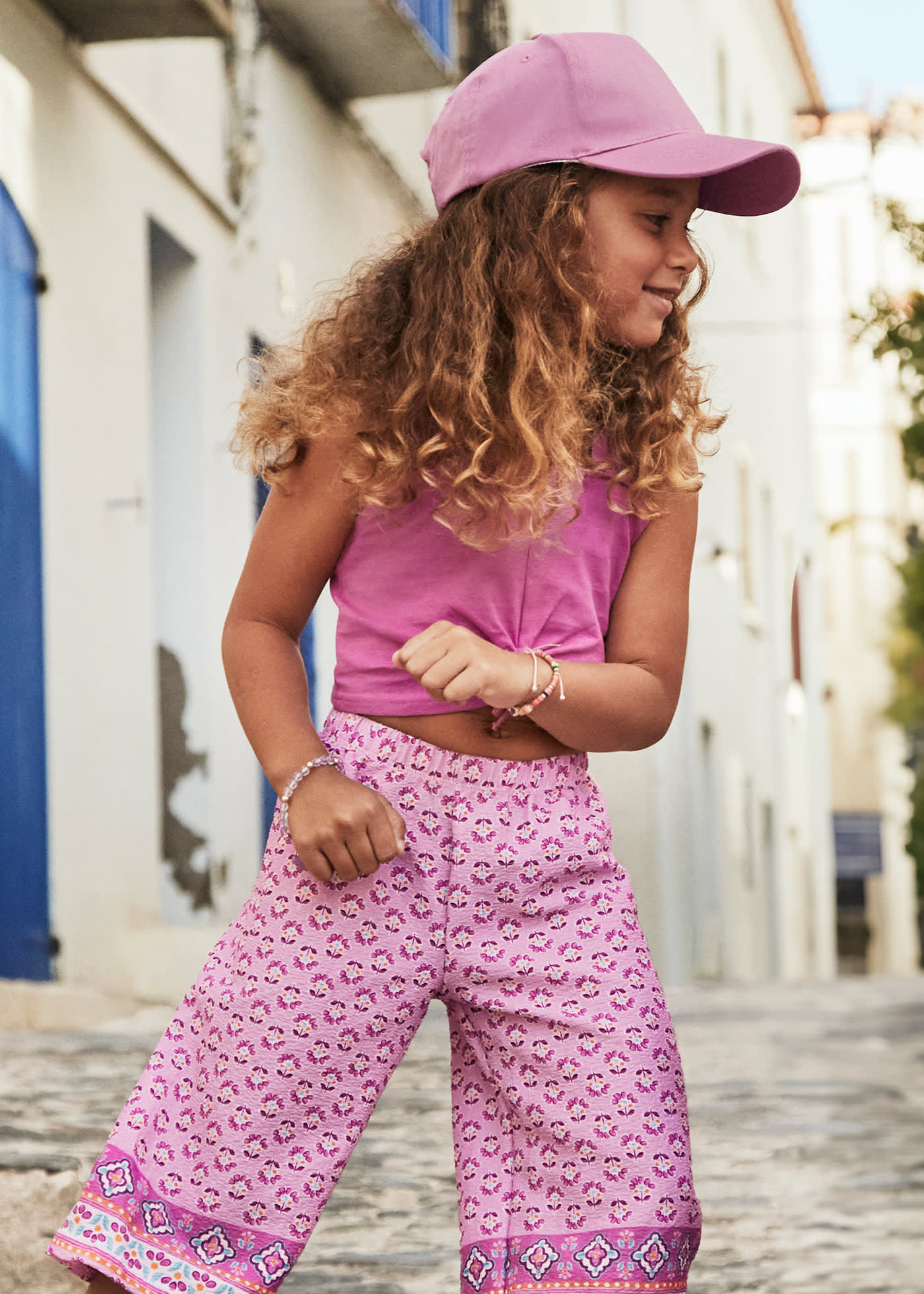 Conjunto de pantalón largo estampado y top niña