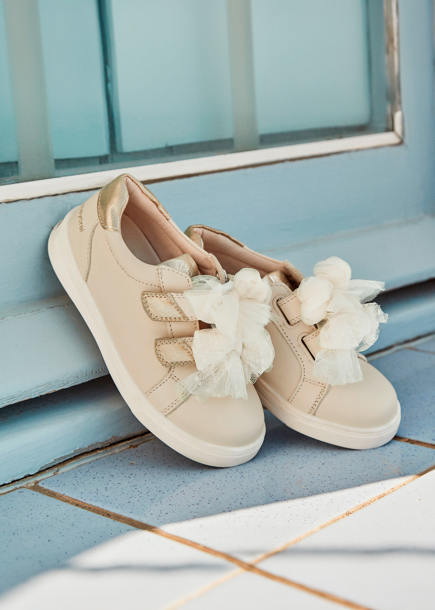 Buty sportowe ze skóry z kokardkami dla dziewczynki