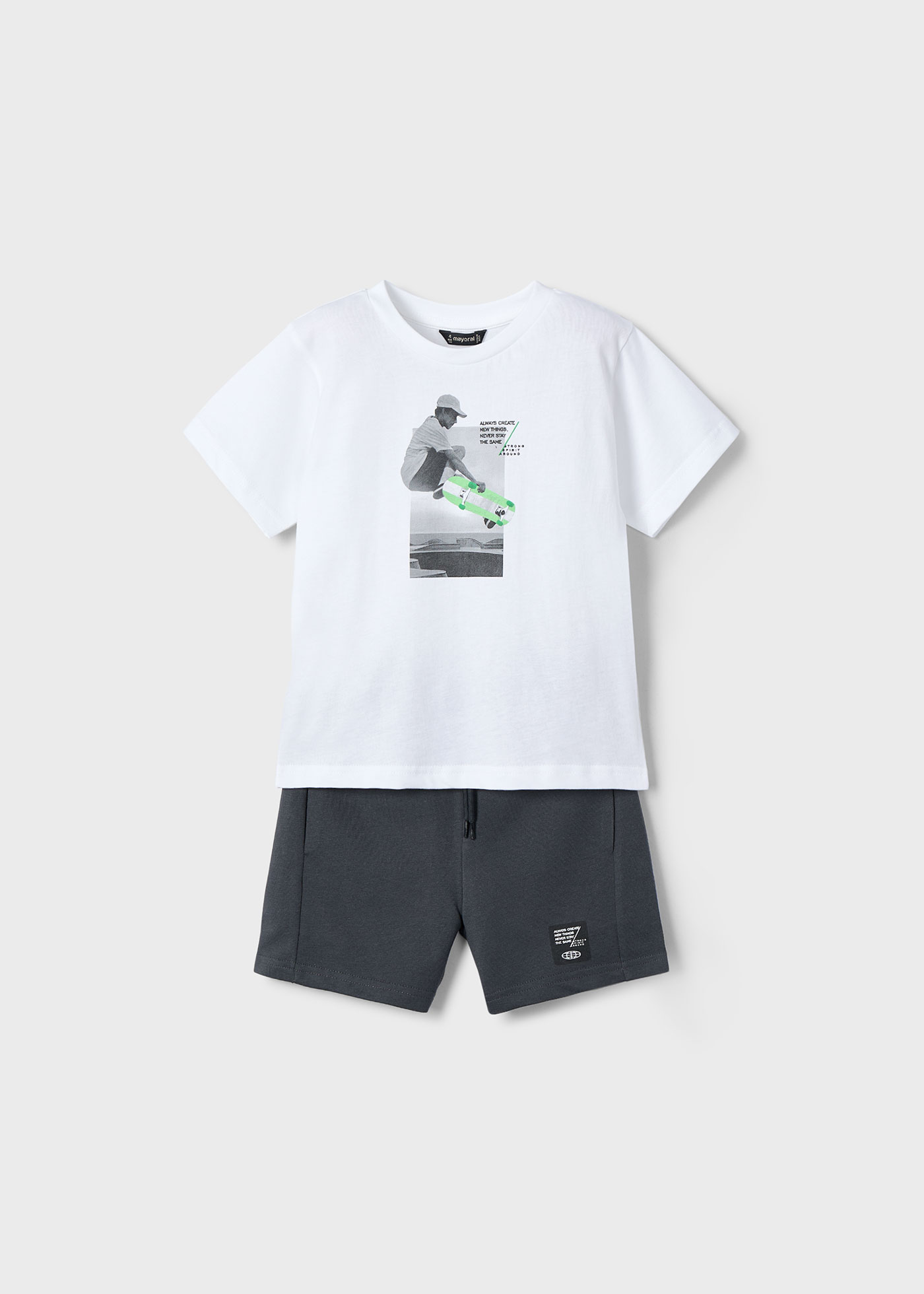 Conjunto bermuda y camiseta monopatín niño