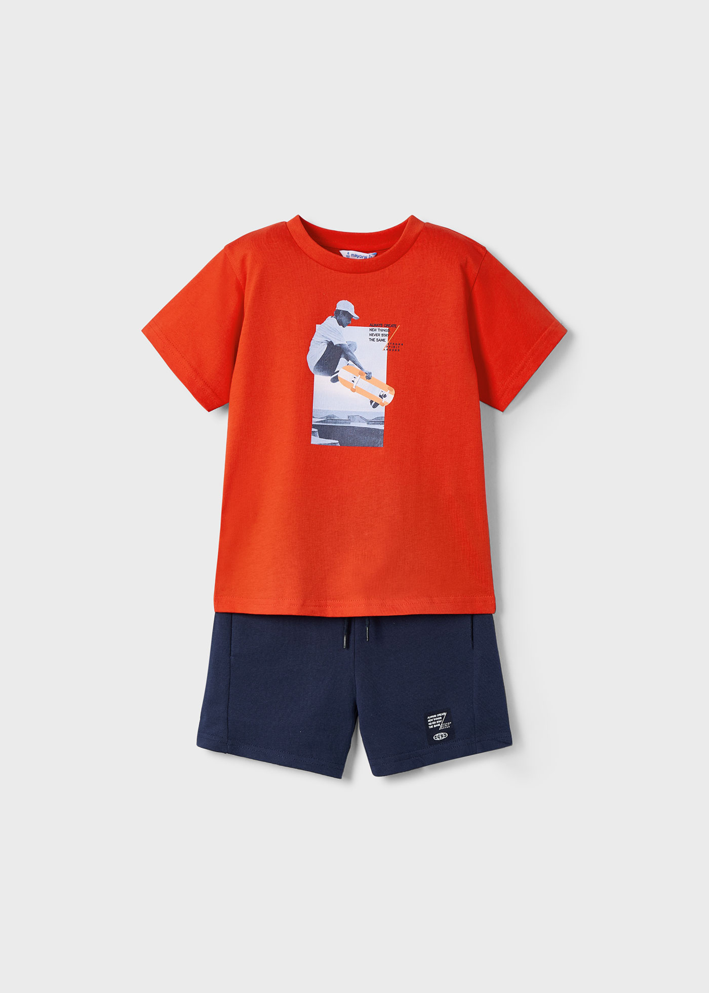 Conjunto bermuda y camiseta monopatín niño