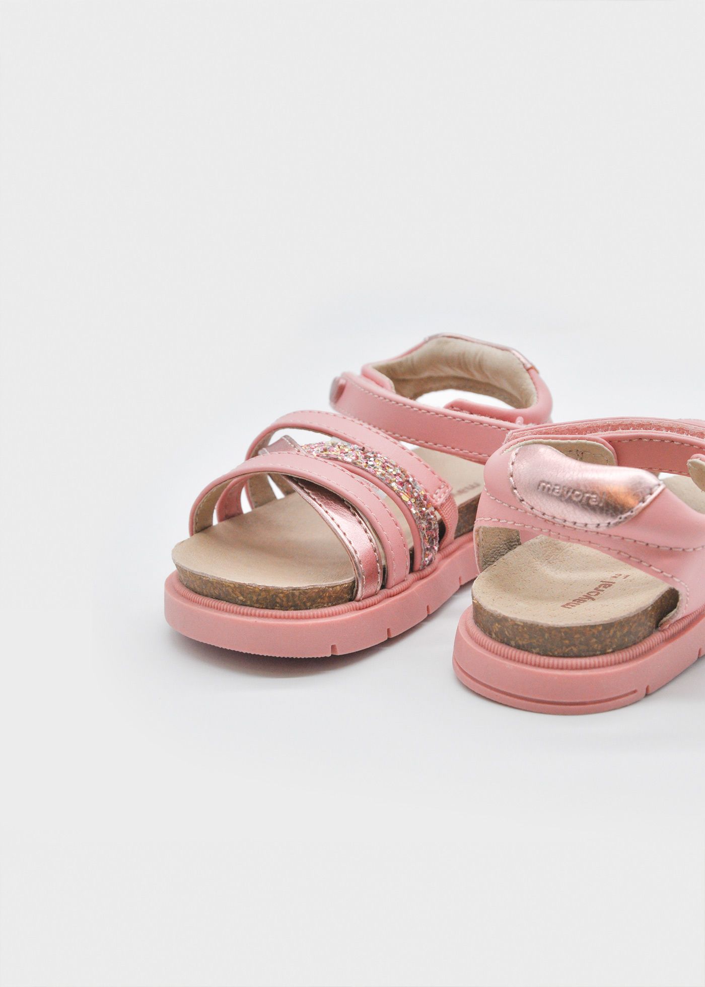 Baby sandals with serrated sole