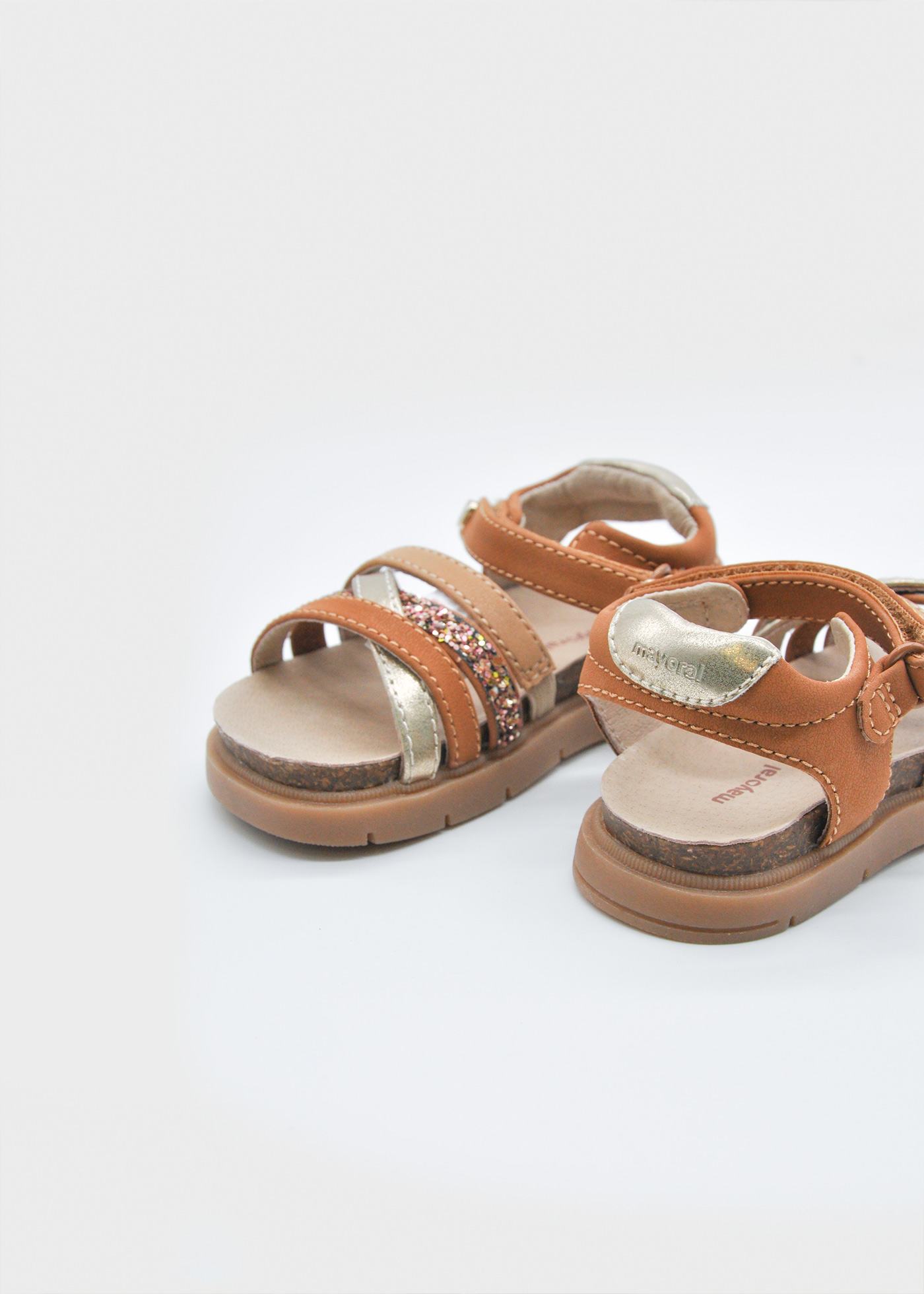 Baby sandals with serrated sole