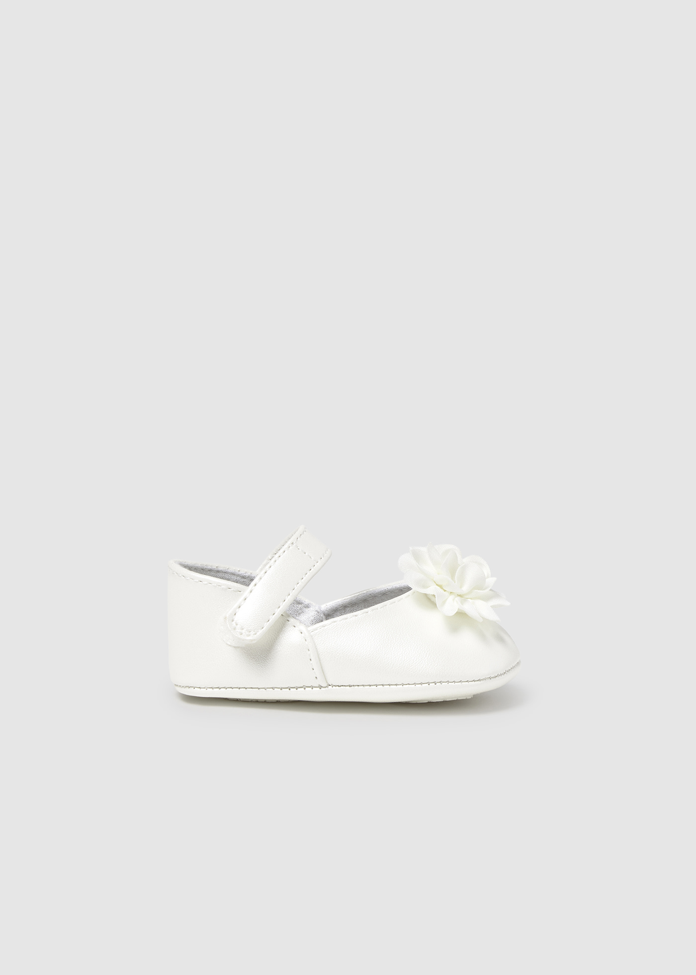 Zapatos ceremonia flor recién nacida