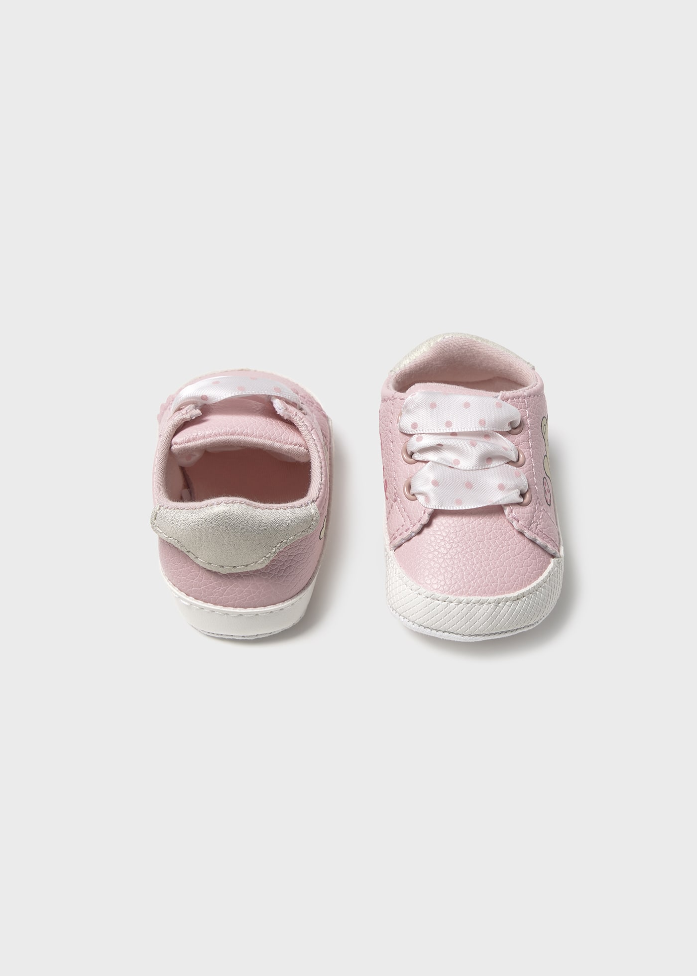 Tenis recién nacida