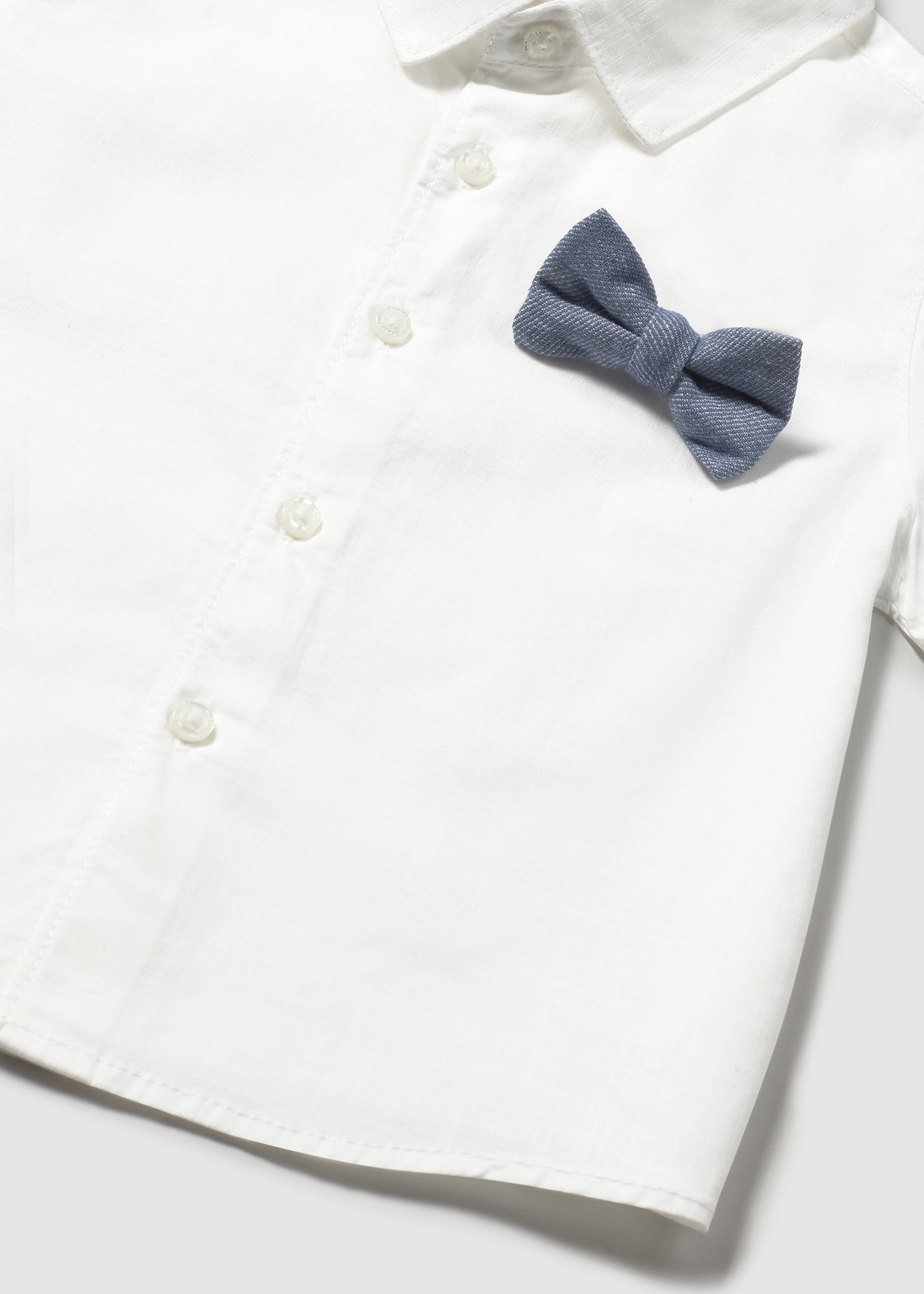 Conjunto bermudas e camisa com laço bebé