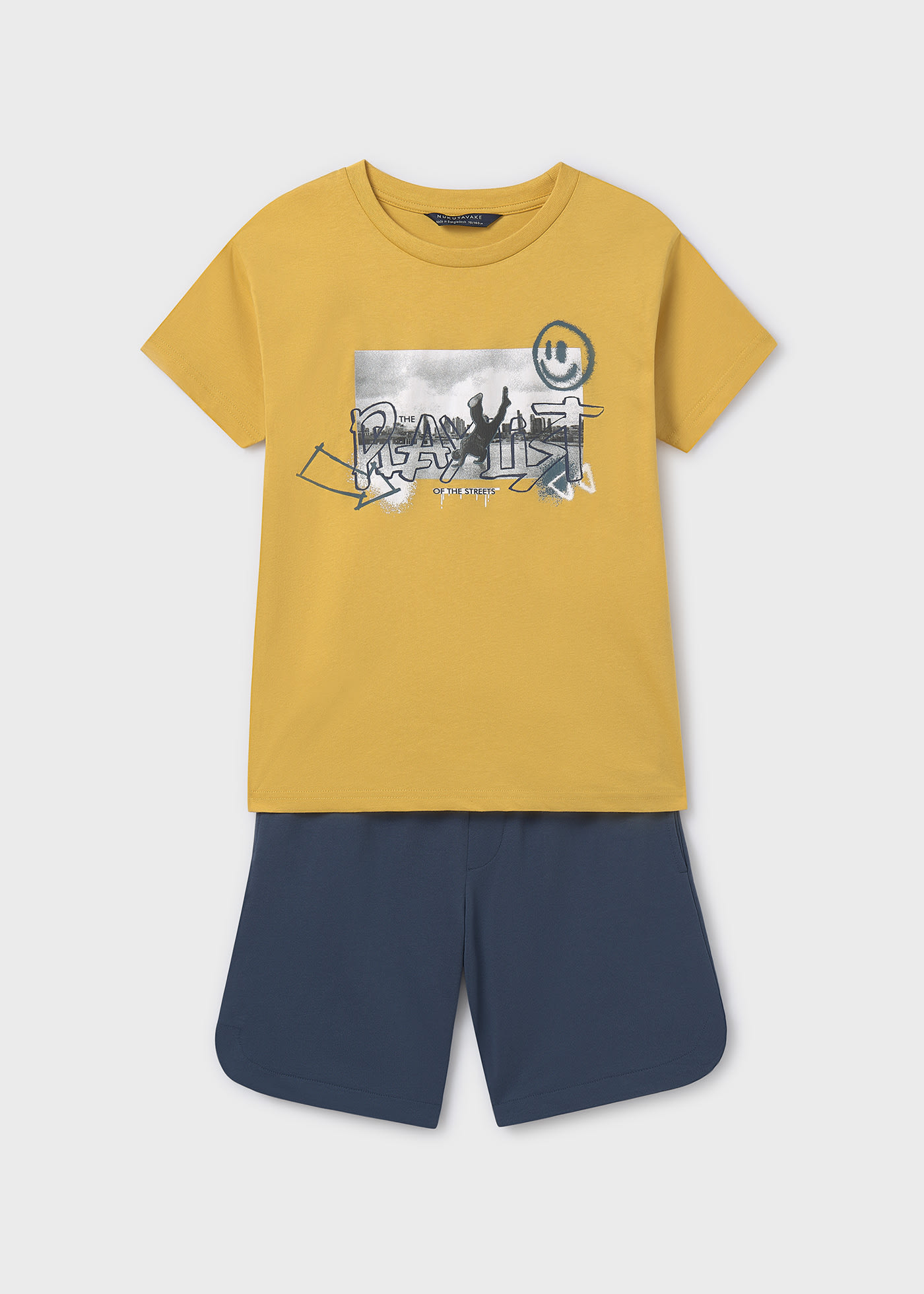 Conjunto bermudas e t-shirt urbana rapaz
