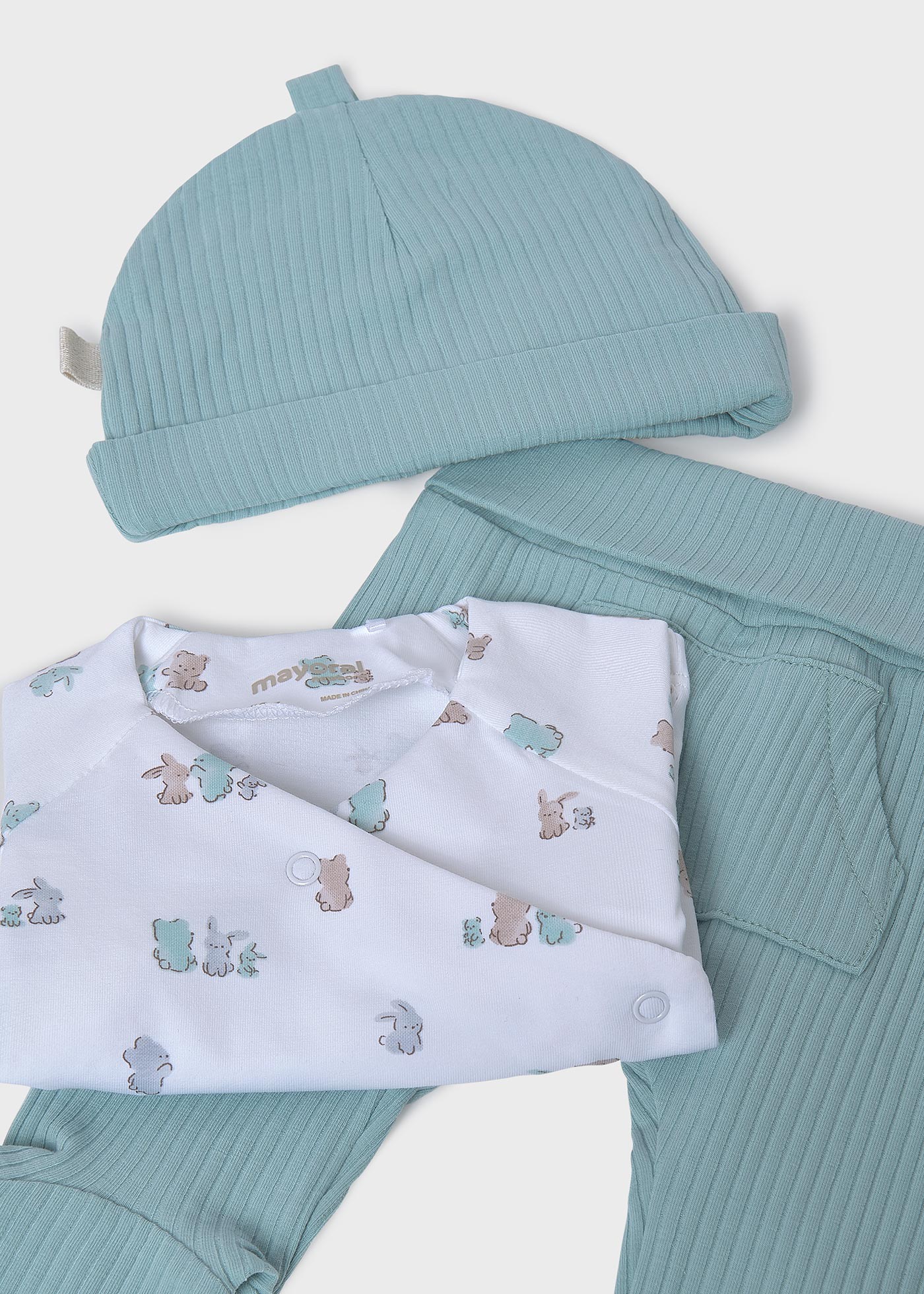 Lot cadeau 3 pièces avec bonnet bébé