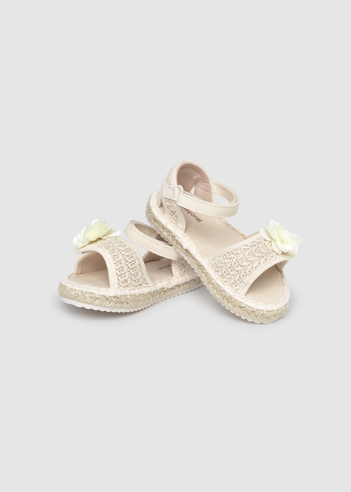 Espadryle z juty z kwiatkami dla niemowlęcia