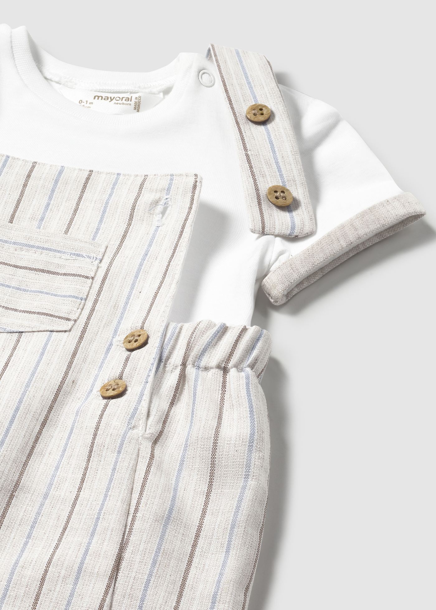 Conjunto jardineira e t-shirt com linho recém nascido
