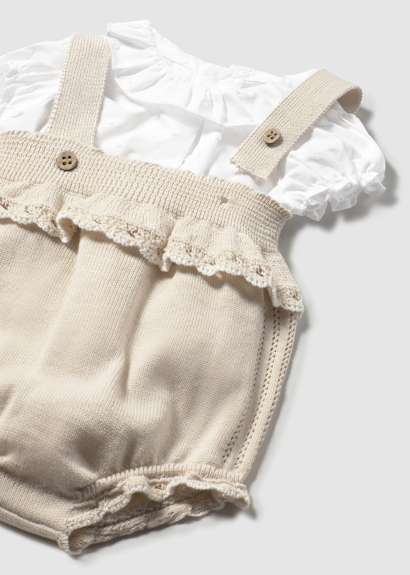 Conjunto jardineira tricô e blusa recém nascida
