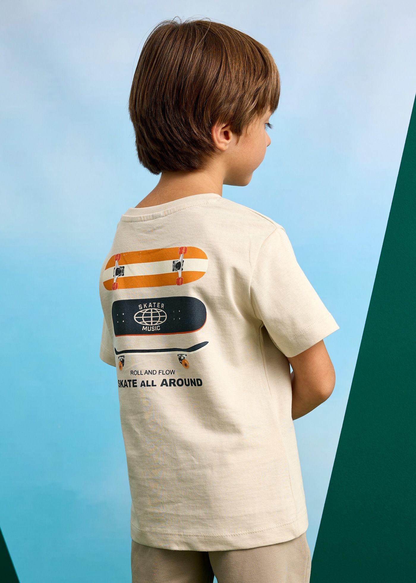 T-shirt estampada atrás skate menino