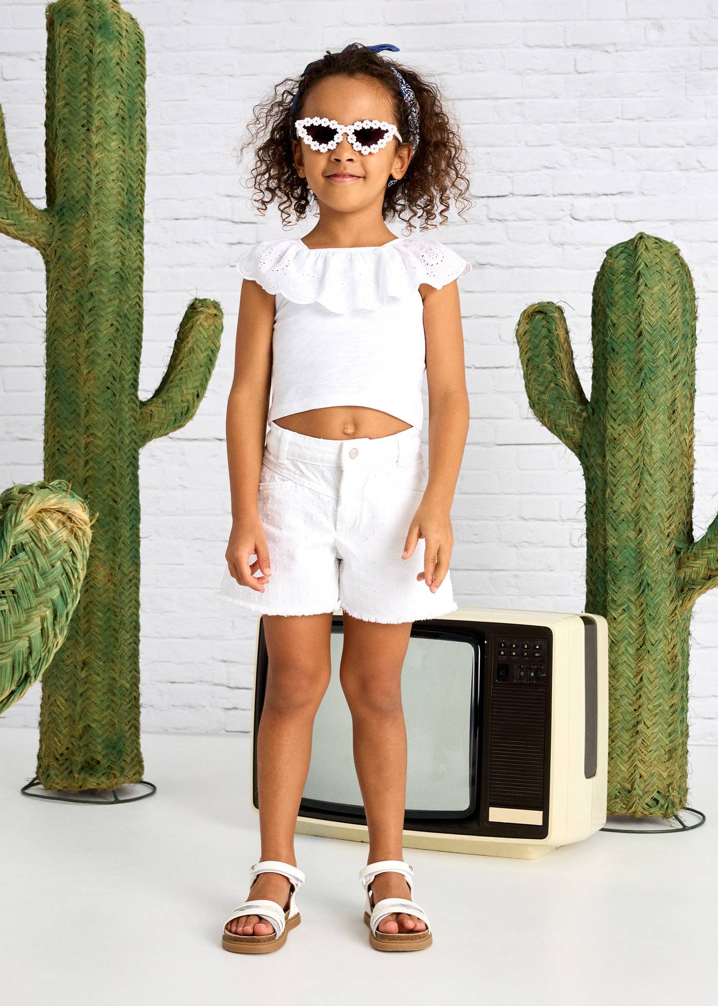 Pantalón corto bajo desflecado niña