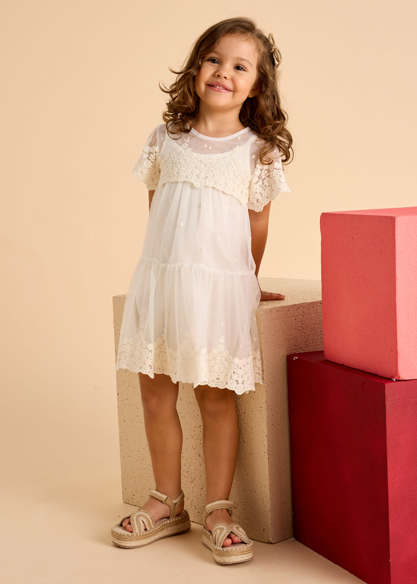 Vestido tule bordado menina