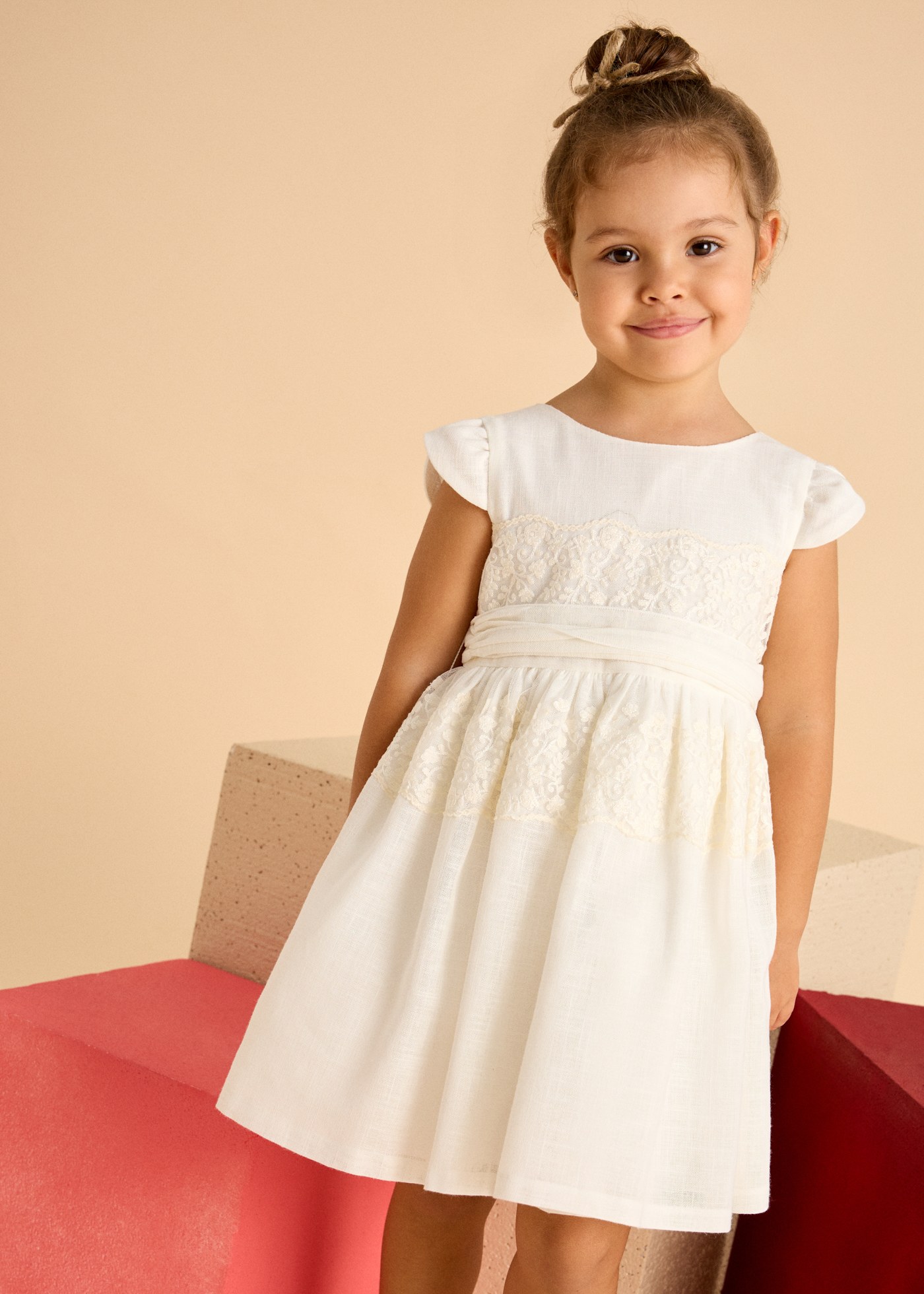 Robe à détails en dentelle avec ceinture fille