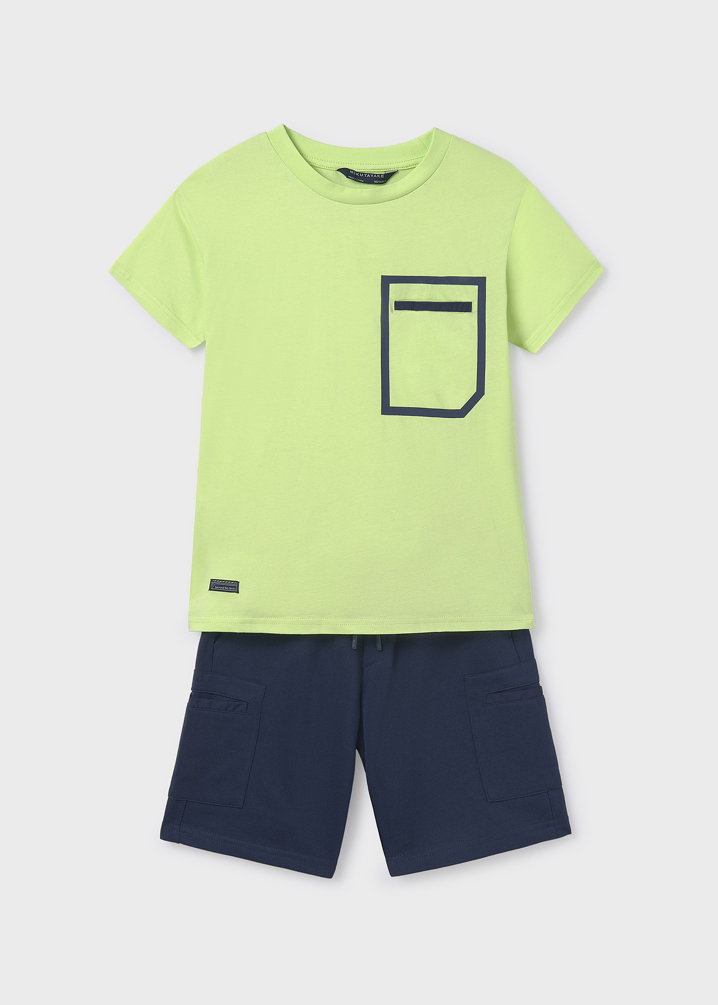 Conjunto bermuda e t-shirt contrastes rapaz