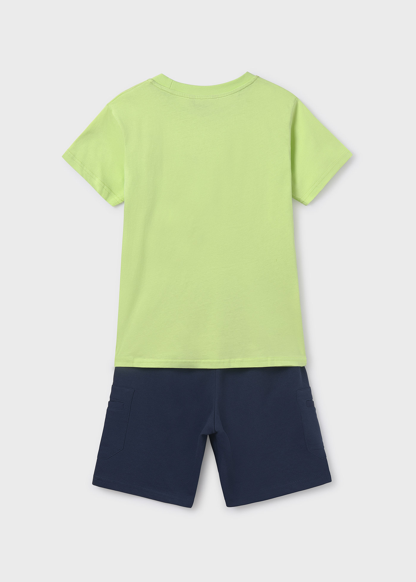 Conjunto bermuda e t-shirt contrastes rapaz