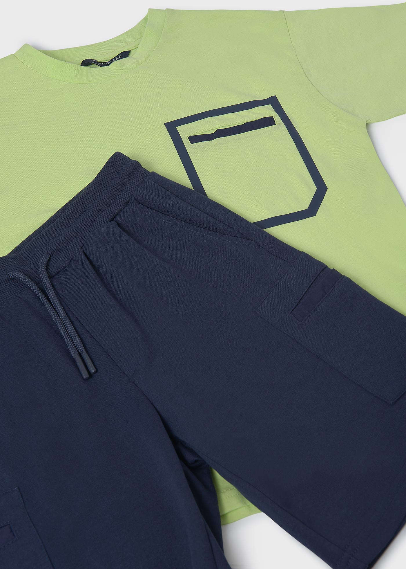 Conjunto bermuda e t-shirt contrastes rapaz