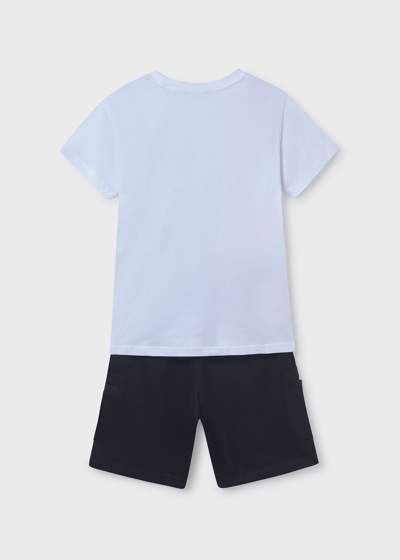 Conjunto bermuda e t-shirt contrastes rapaz