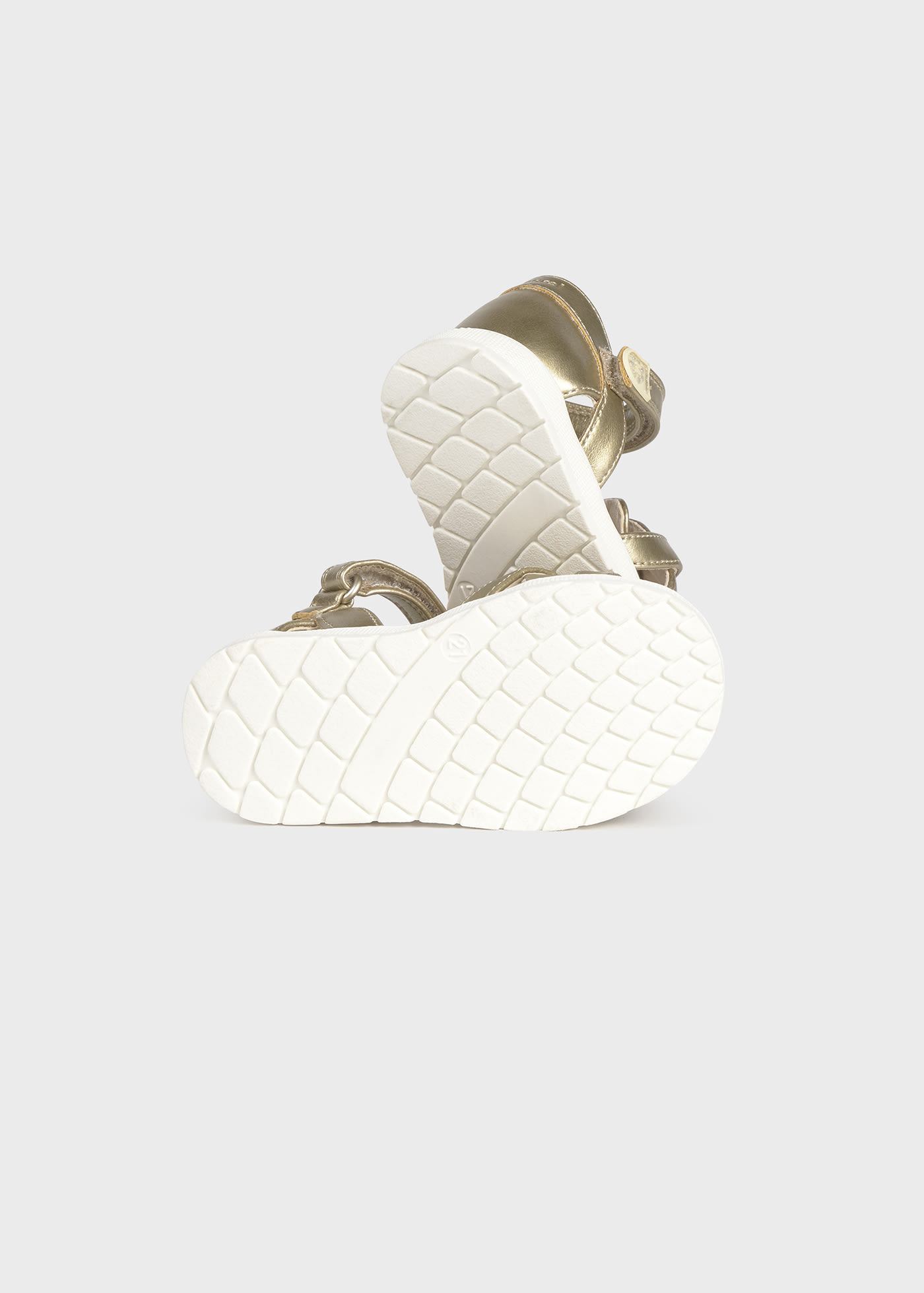 Baby sandals with serrated sole