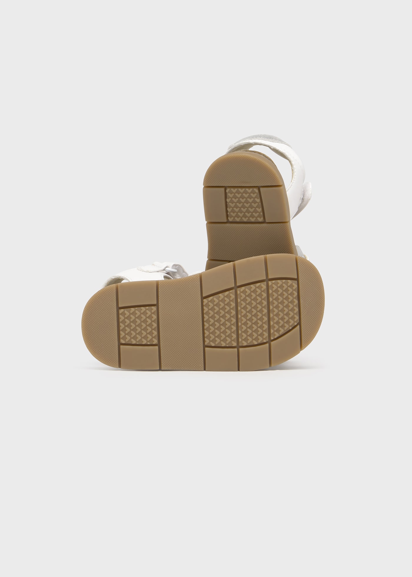 Baby sandals with serrated sole