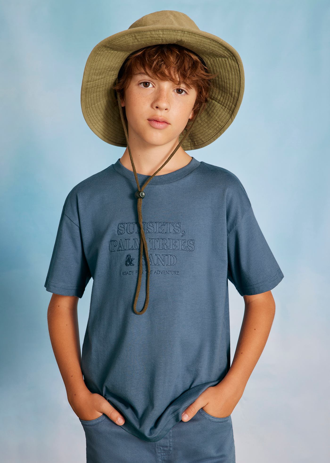 T-shirt texto bordado rapaz