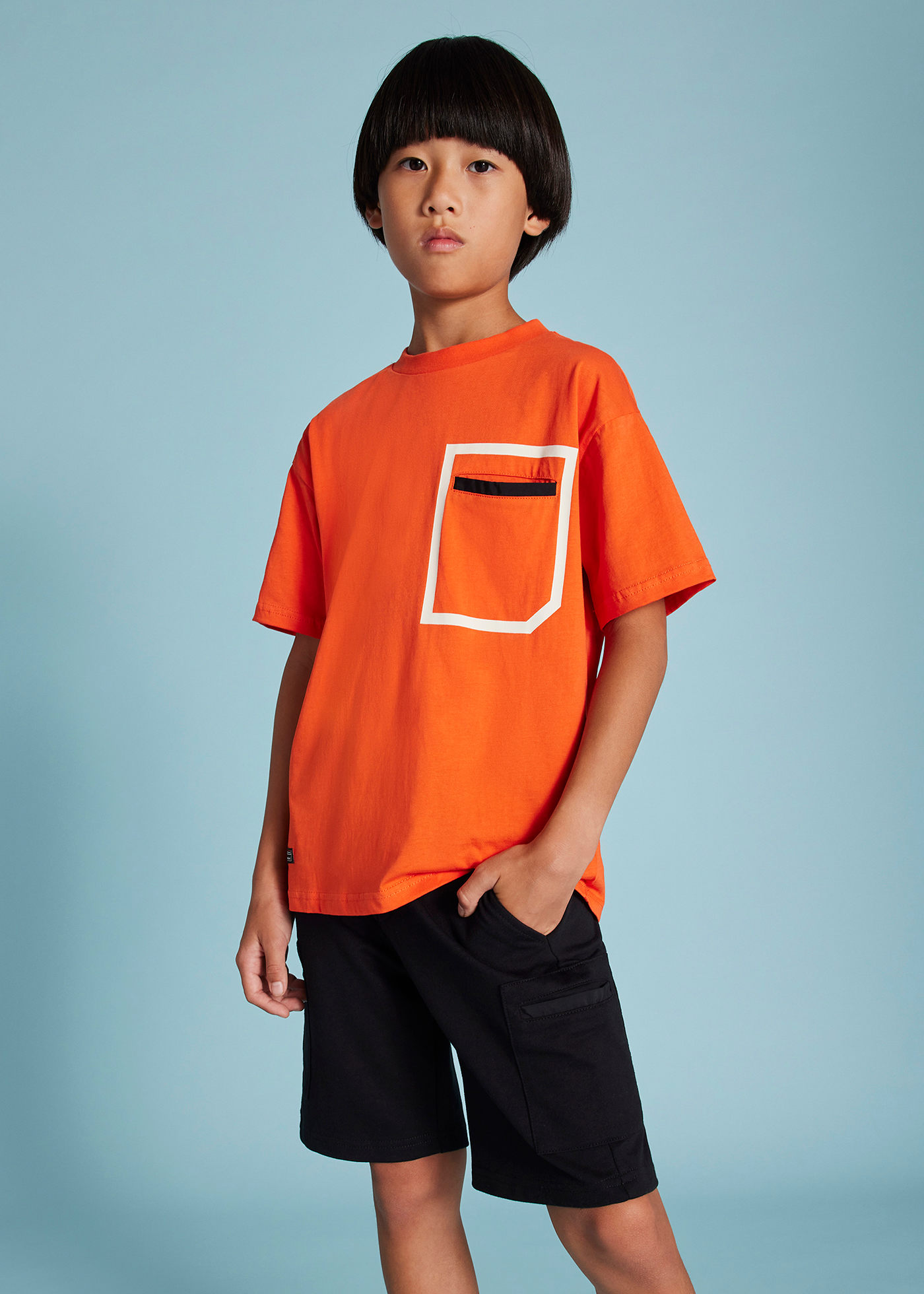 Conjunto bermuda e t-shirt contrastes rapaz