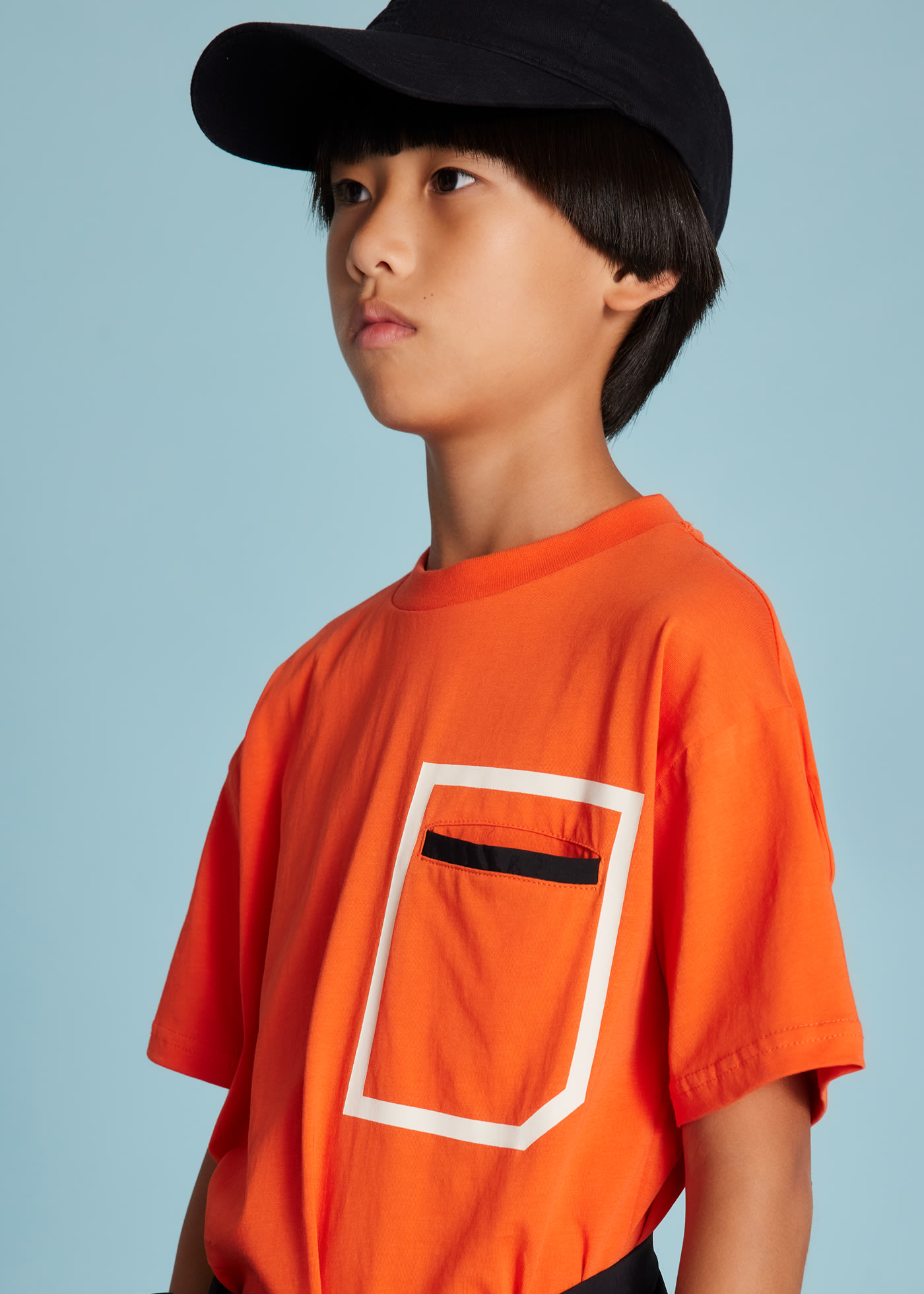 Conjunto bermuda e t-shirt contrastes rapaz