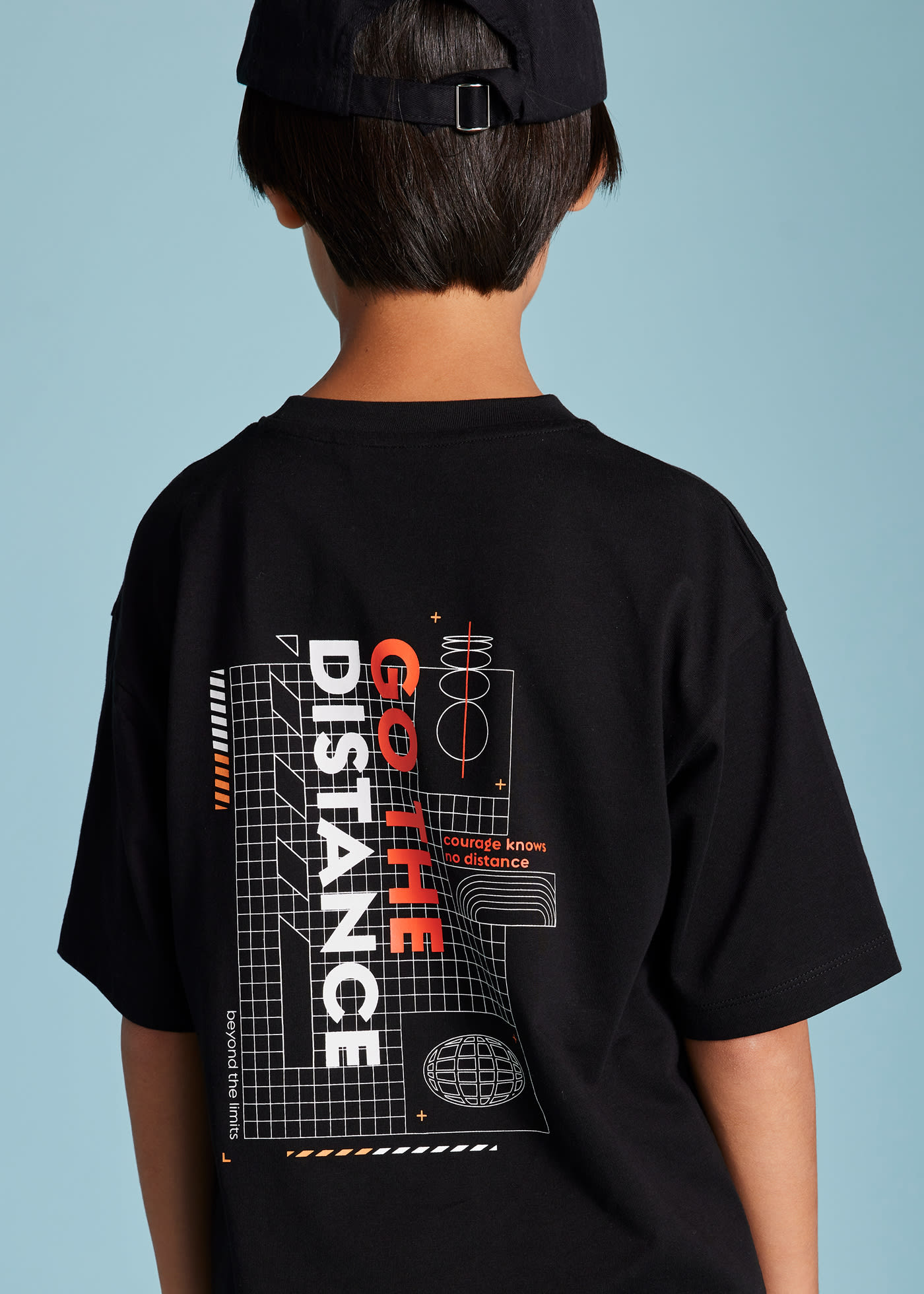 Conjunto malha  e t-shirt estampada atrás rapaz
