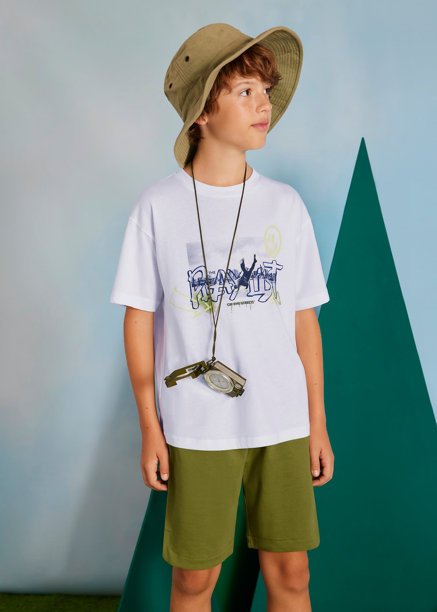 Conjunto bermudas e t-shirt urbana rapaz