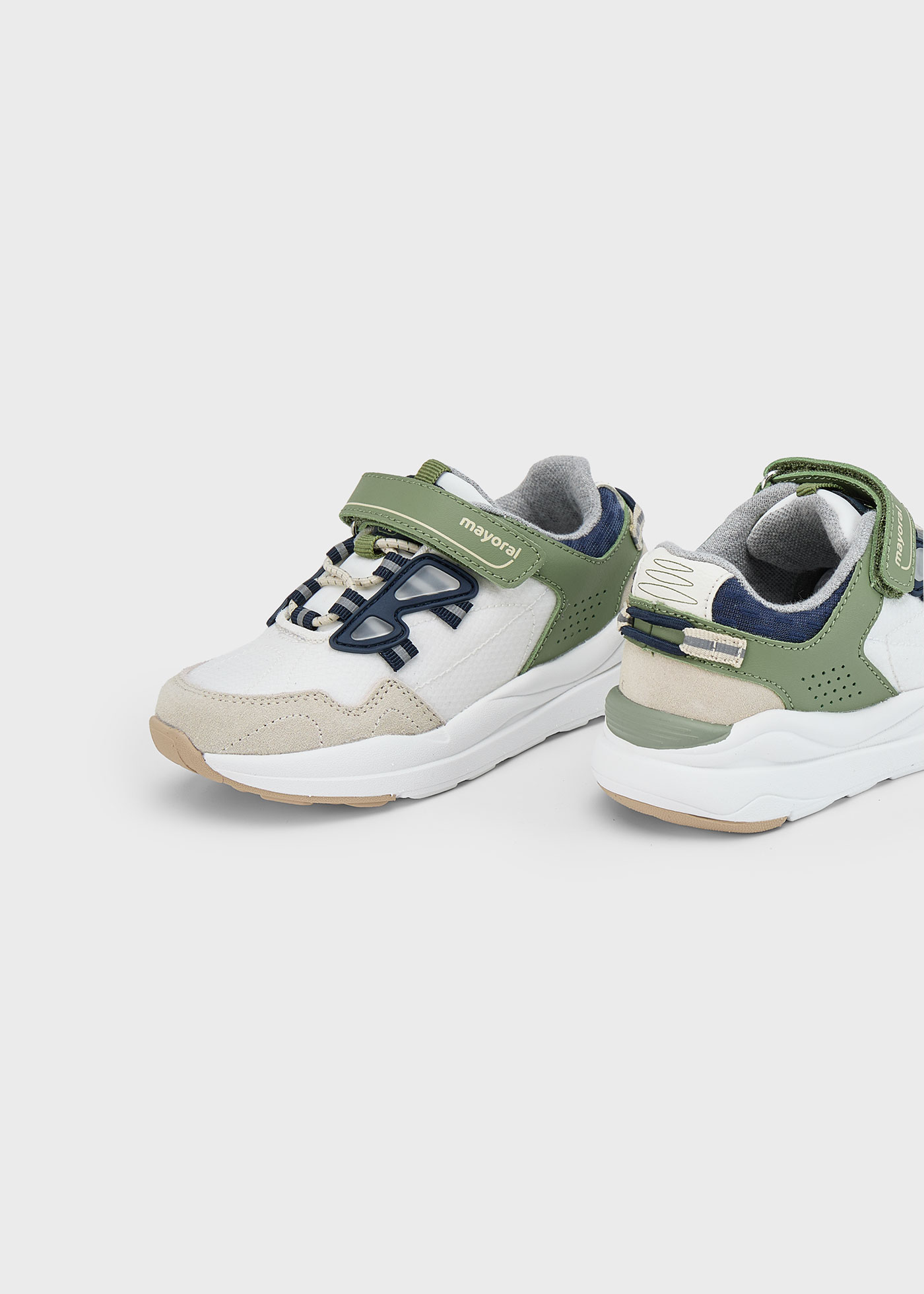 Sportschuhe breite Sohle Jungen