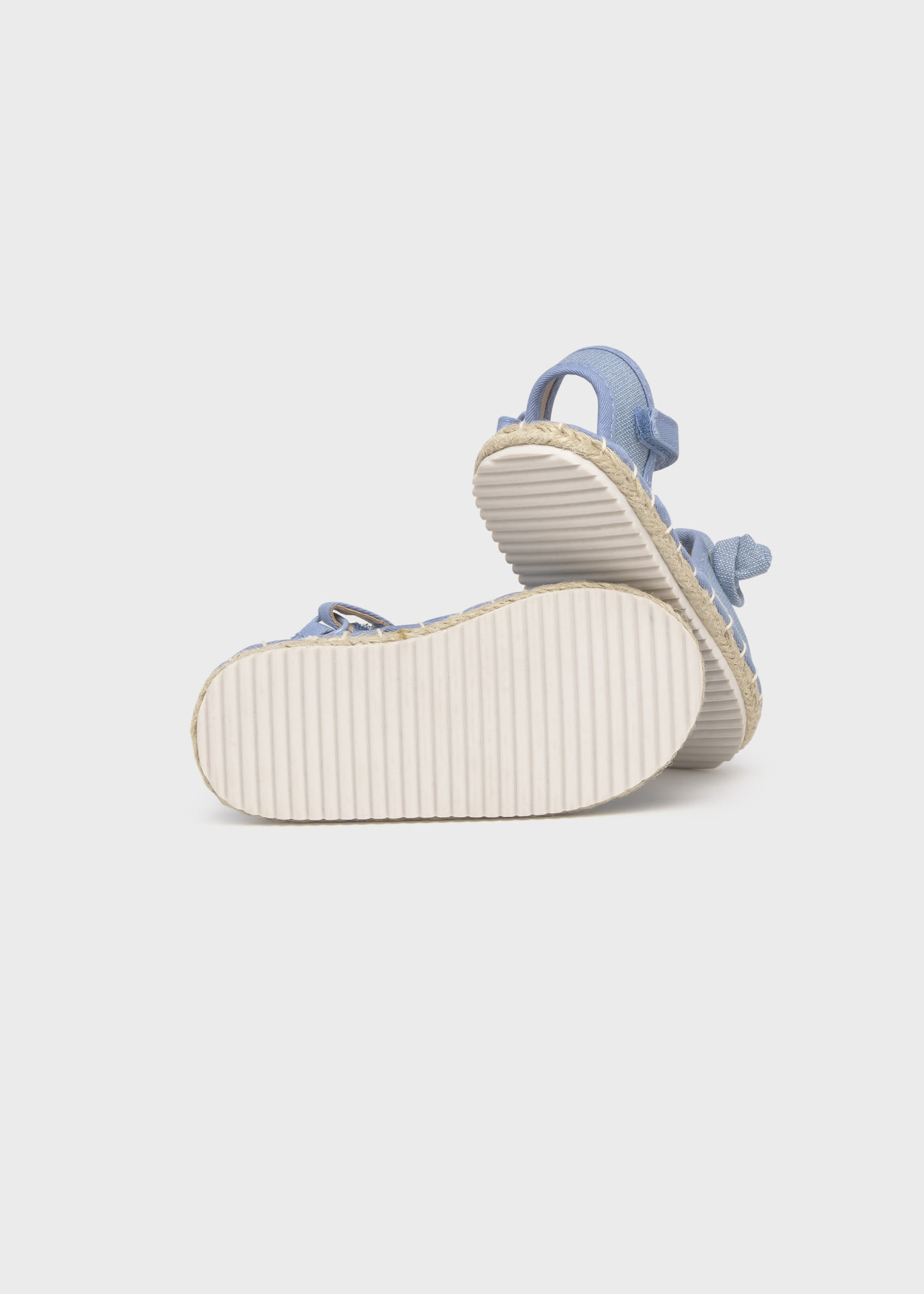 Espadryle z kwiatkami dla niemowlęcia