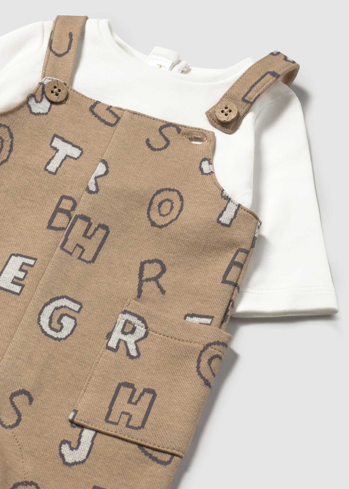 Newborn romper with letter pattern