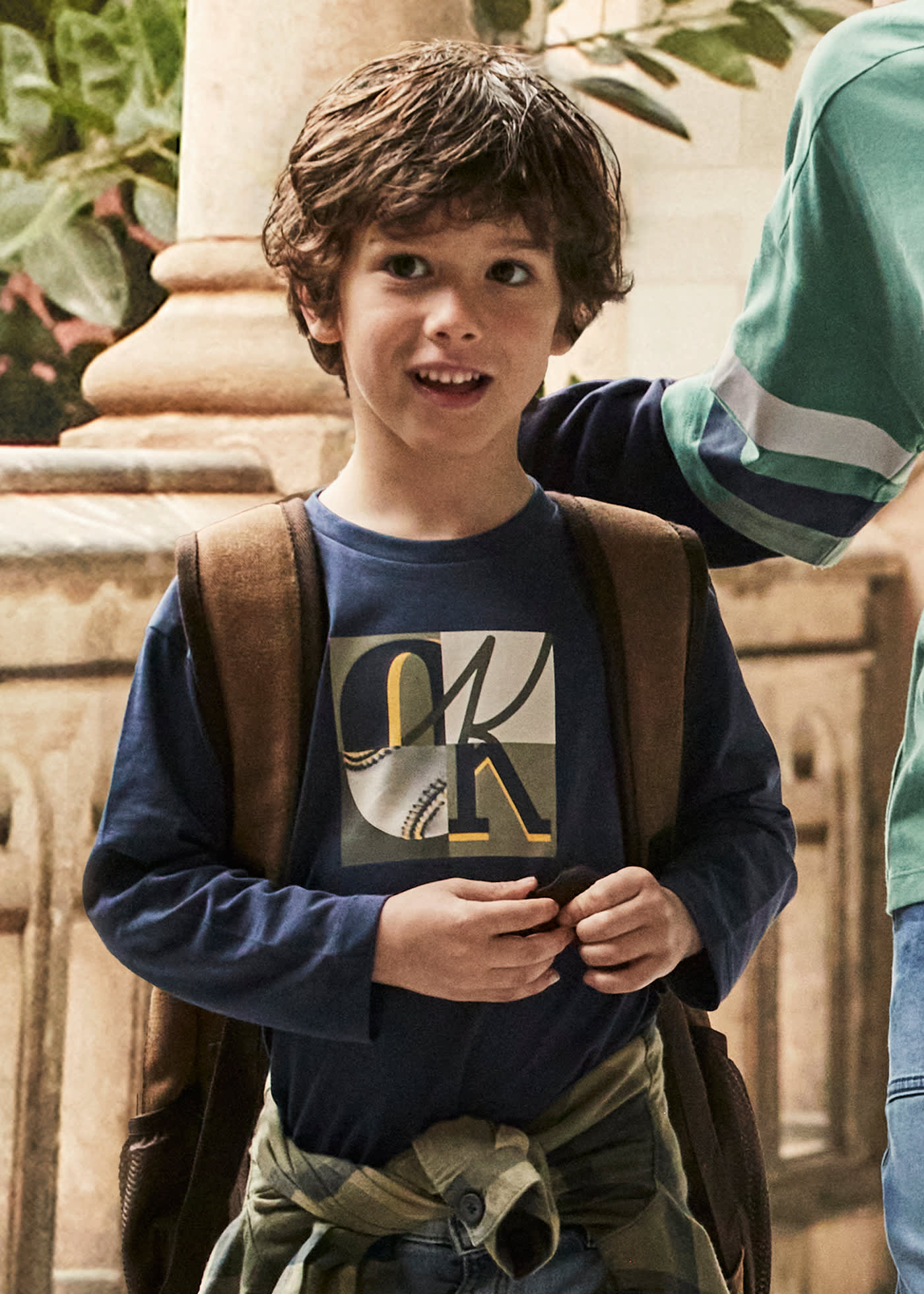 Boys long sleeved letters shirt