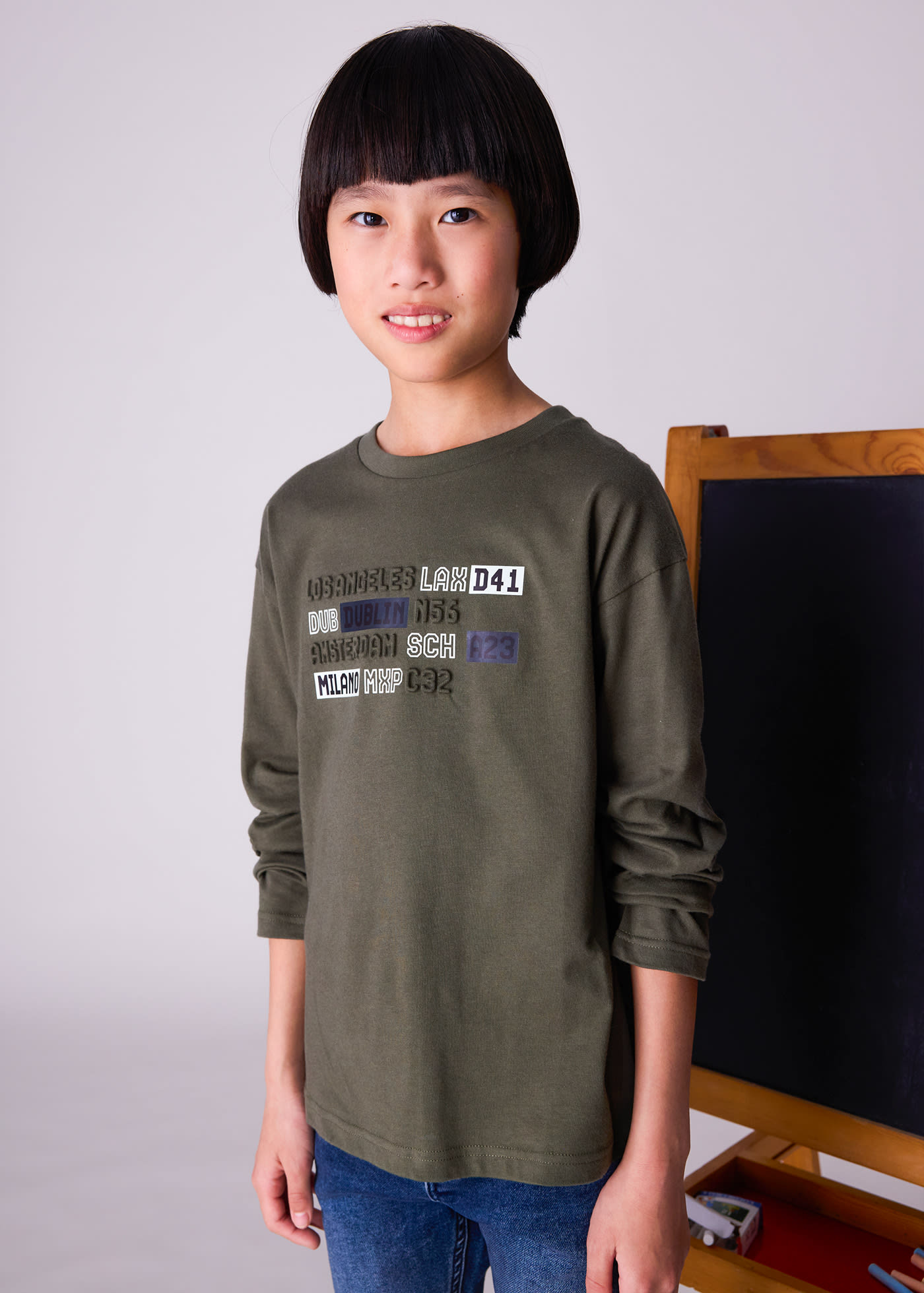 Camiseta relieve letras chico