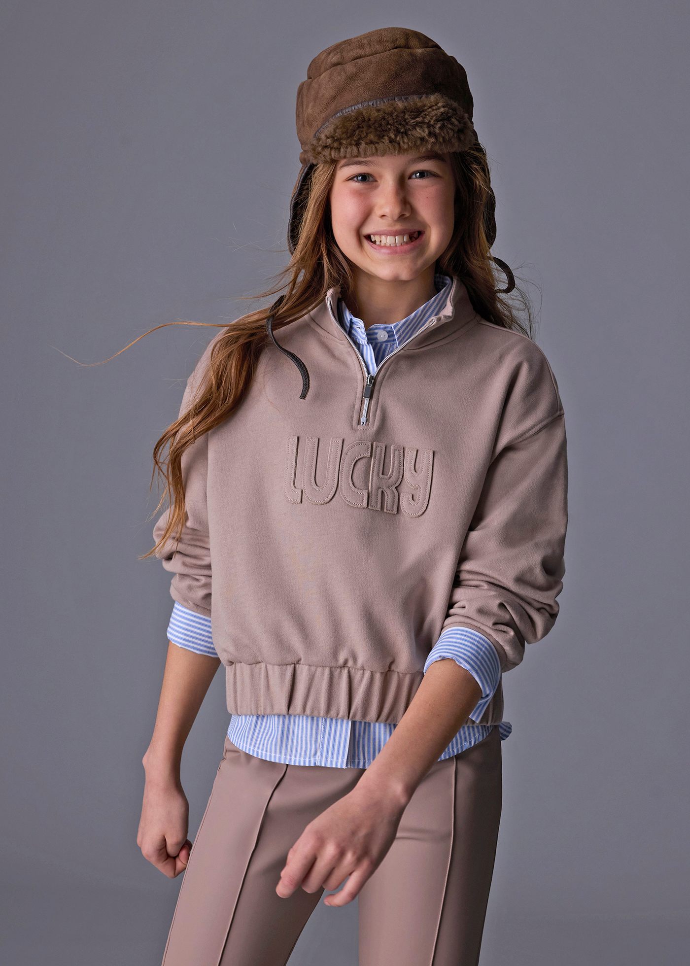 Sweat avec tente en relief fille