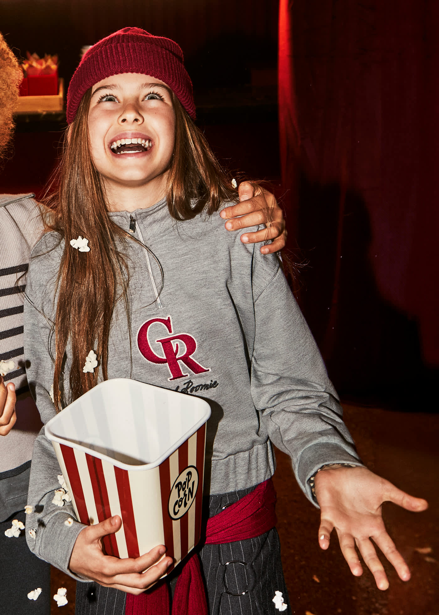 Sweat avec tente en relief fille