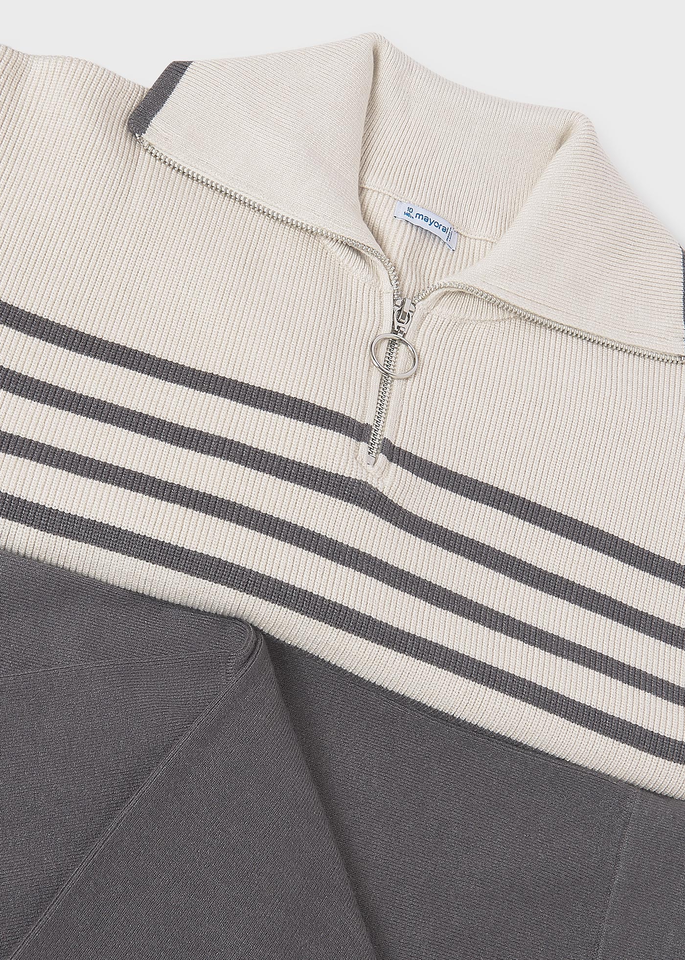 Комплект панталон и пуловер на райета за момиче