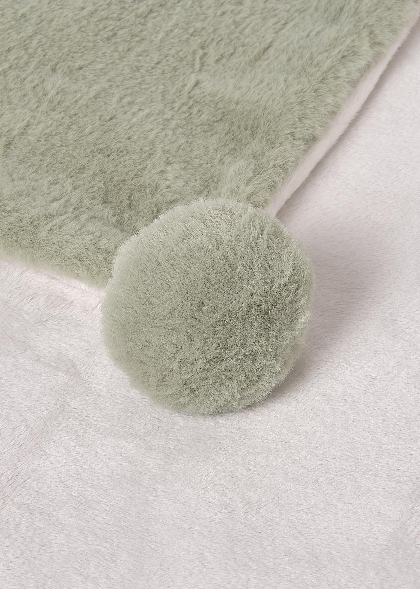 Одеяло с косъм и помпони за бебе