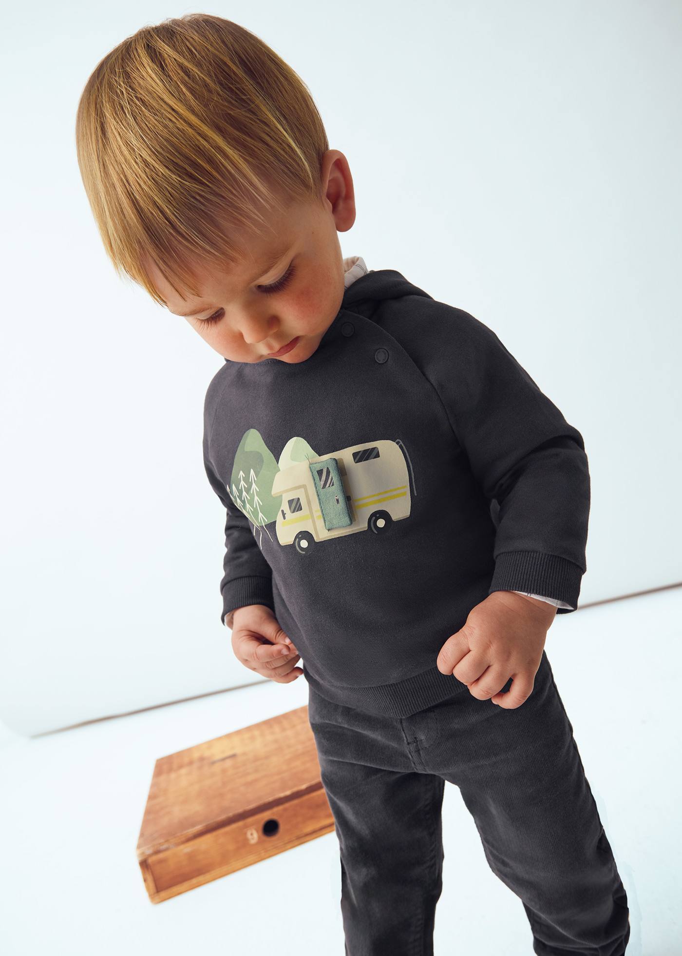 Суичър с качулка и интерактивен мотив за бебе