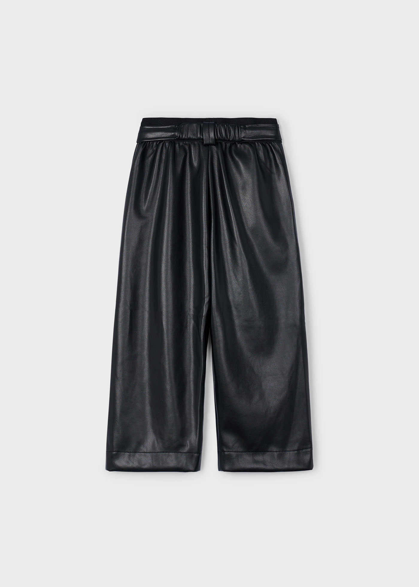 Pantalón polipiel con cinturón niña