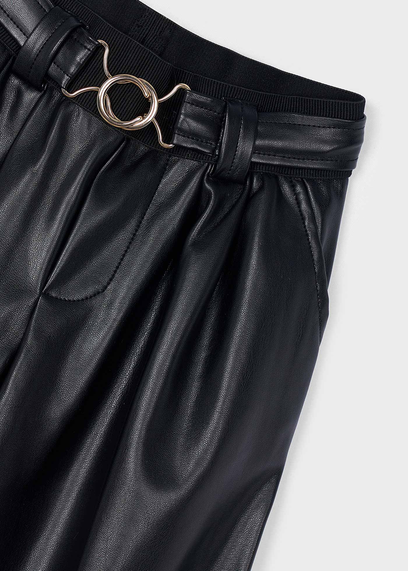 Pantalón polipiel con cinturón niña