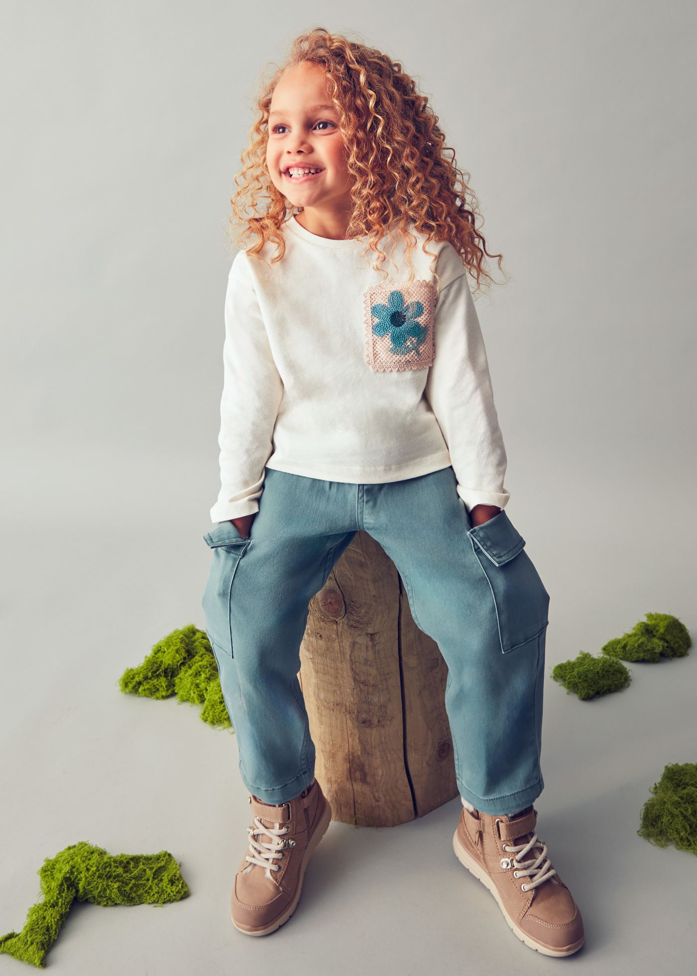 Koszulka z szydełkowaną kieszonką dla dziewczynki Koszulka z szydełkowaną kieszonką dla dziewczynki